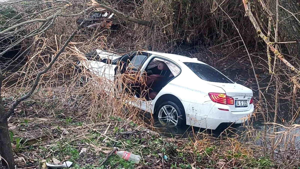 Sakarya'da lüks otomobil kaza yaptı: 3 yaralı