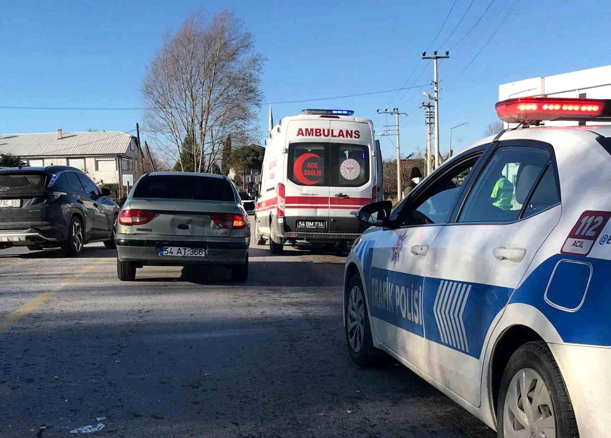 Sakarya'da Otomobil Çarpışması: Babaanne ve Torunu Yaralandı