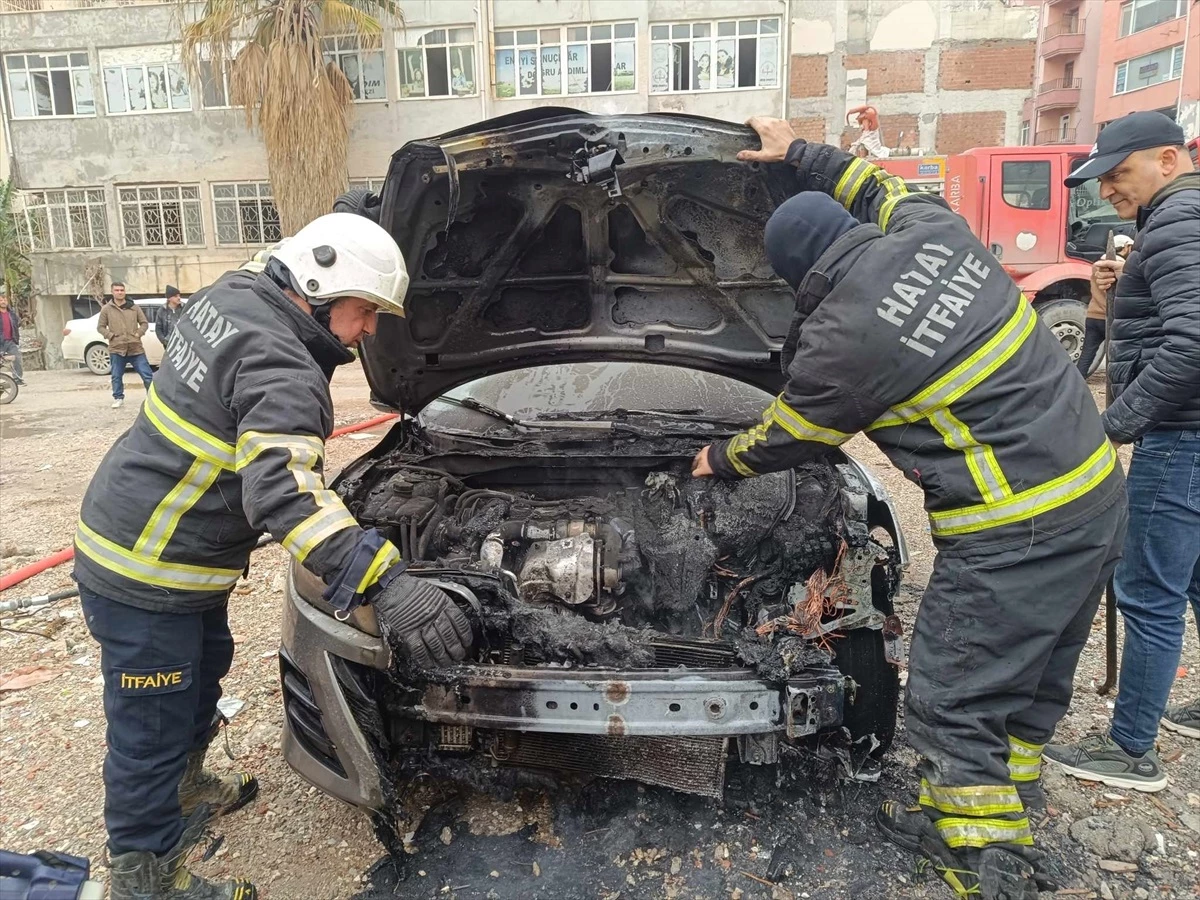 Samandağ'da park halindeki otomobilde yangın çıktı