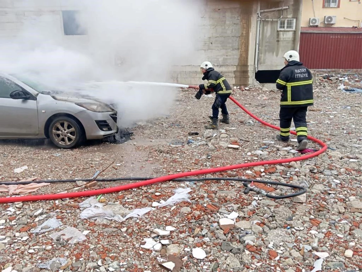 Samandağ'da park halindeki otomobilde yangın çıktı