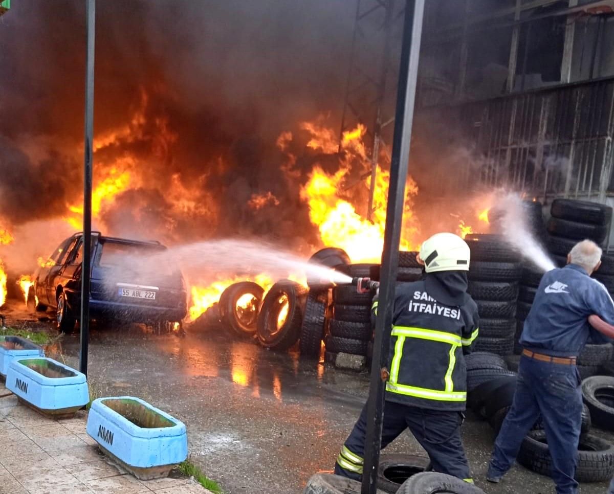 Samsun'da Sanayi Sitesinde Yangın: Eski Araç Lastikleri ve Otomobil Alev Aldı