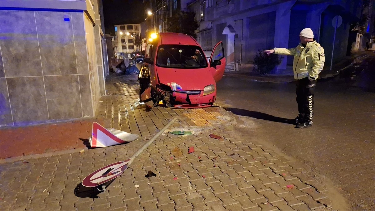 Samsun'da Trafik Levhalarına Çarpan Otomobil Sürücüsü Yaralandı