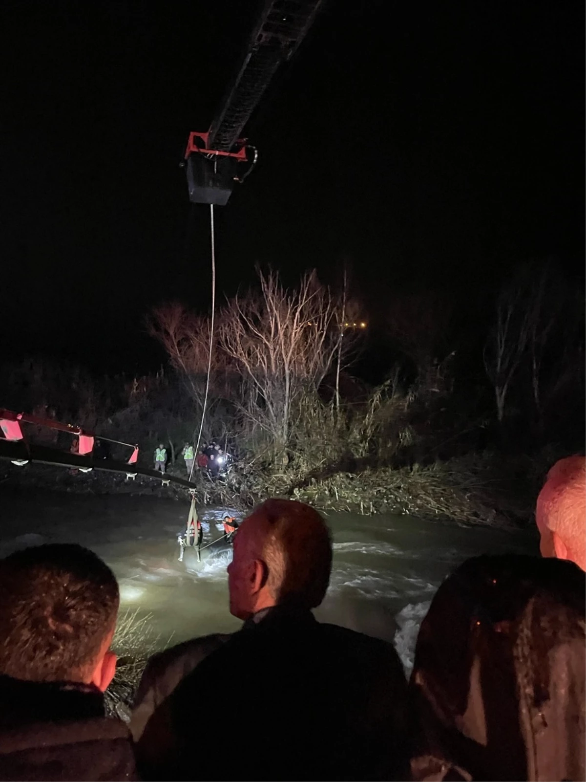 Siirt'te çaya düşen otomobilin sürücüsü vinç yardımıyla kurtarıldı