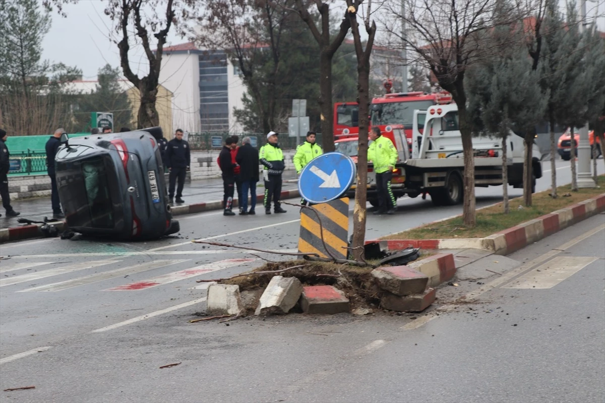 Siirt'te Yan Yatan Otomobilin Sürücüsü Emniyet Kemeri Sayesinde Kazayı Yara Almadan Atlattı