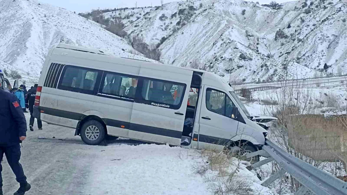 Sivas'ın Zara ilçesinde minibüs ile otomobil çarpıştı: 1'i ağır 26 yaralı