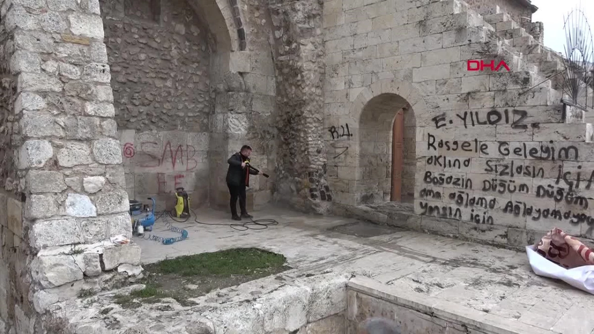 Sivas'ta Çifte Minareli Medrese'ye sprey boya saldırısı