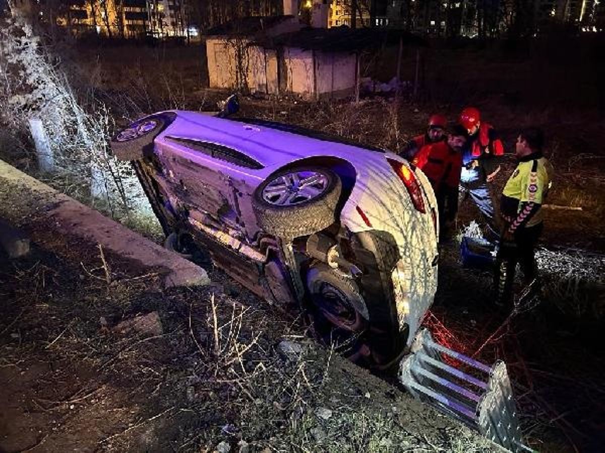 Sivas'ta Yağmur Nedeniyle Otomobil Şarampole Devrildi: 5 Yaralı