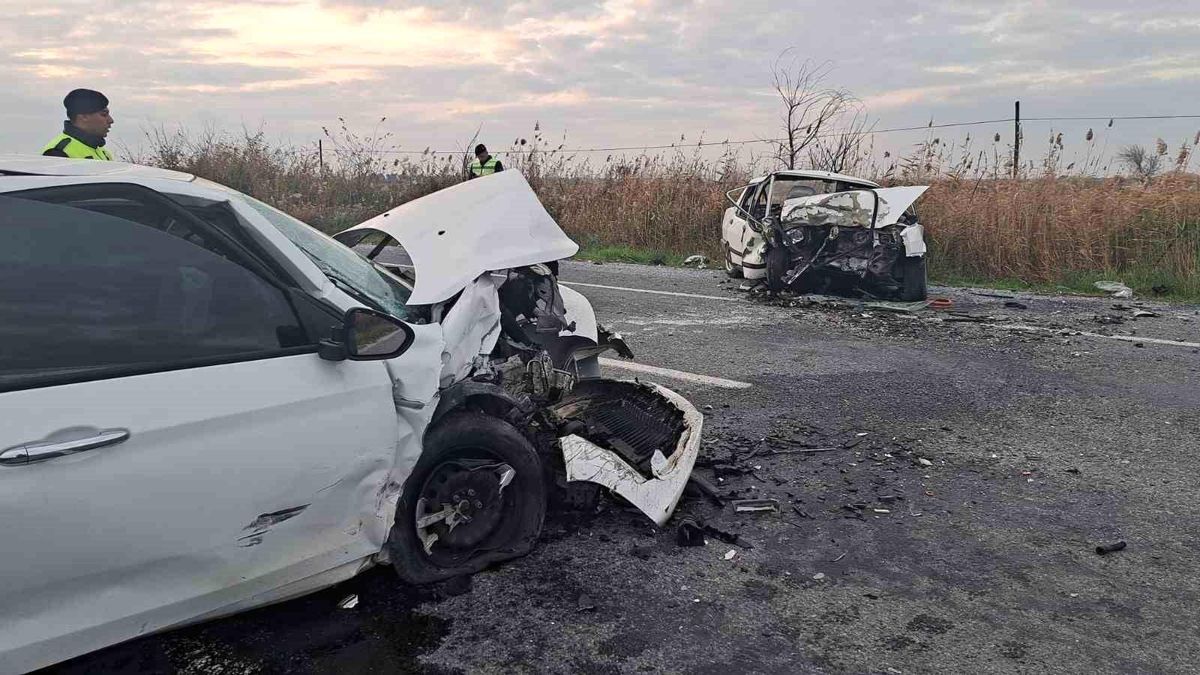 Söke'de kafa kafaya çarpışan otomobillerde 2 kişi yaralandı