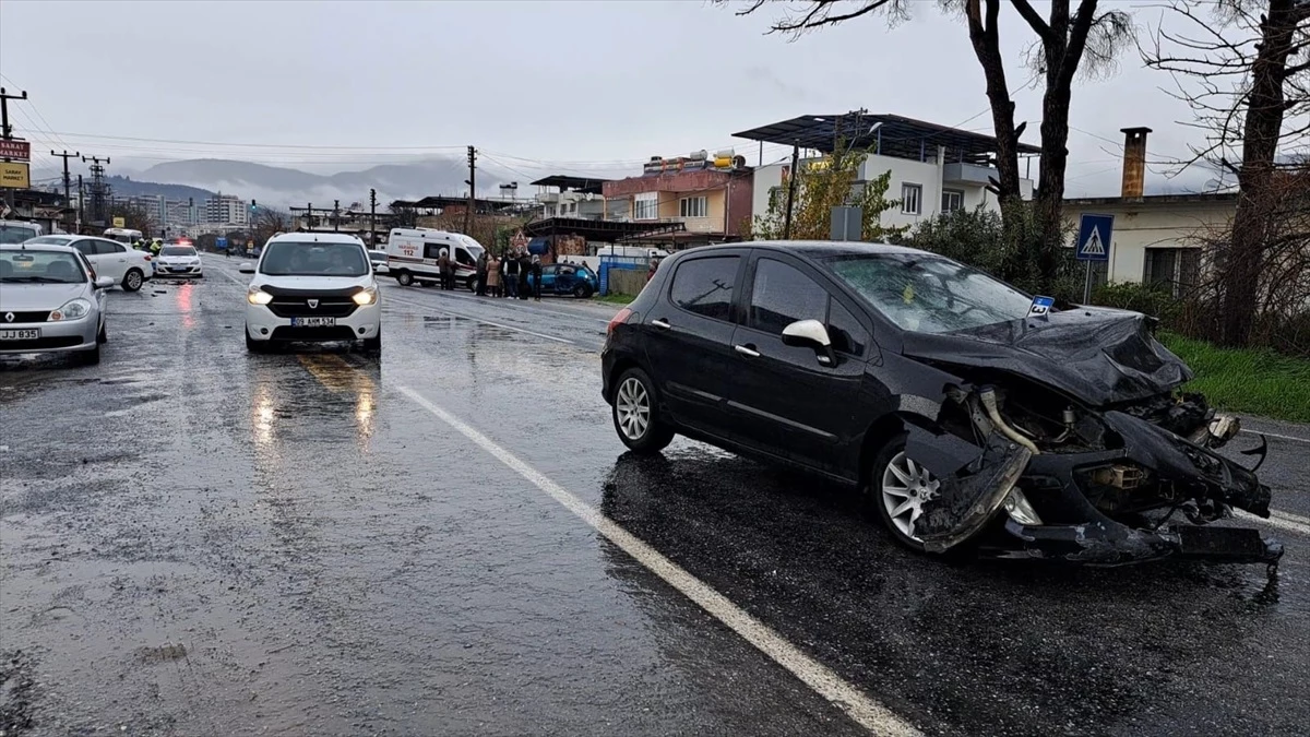 Söke'de Otomobil Çarpışması: 3 Kişi Yaralandı