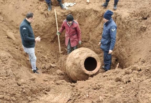 Tarlasında 1 metre uzunluğunda küp buldu