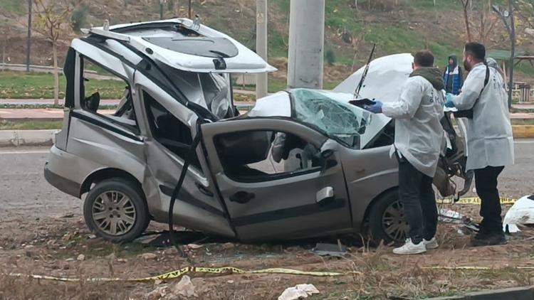 Ticari araç beton direğe çarptı, genç sürücü hayatını kaybetti