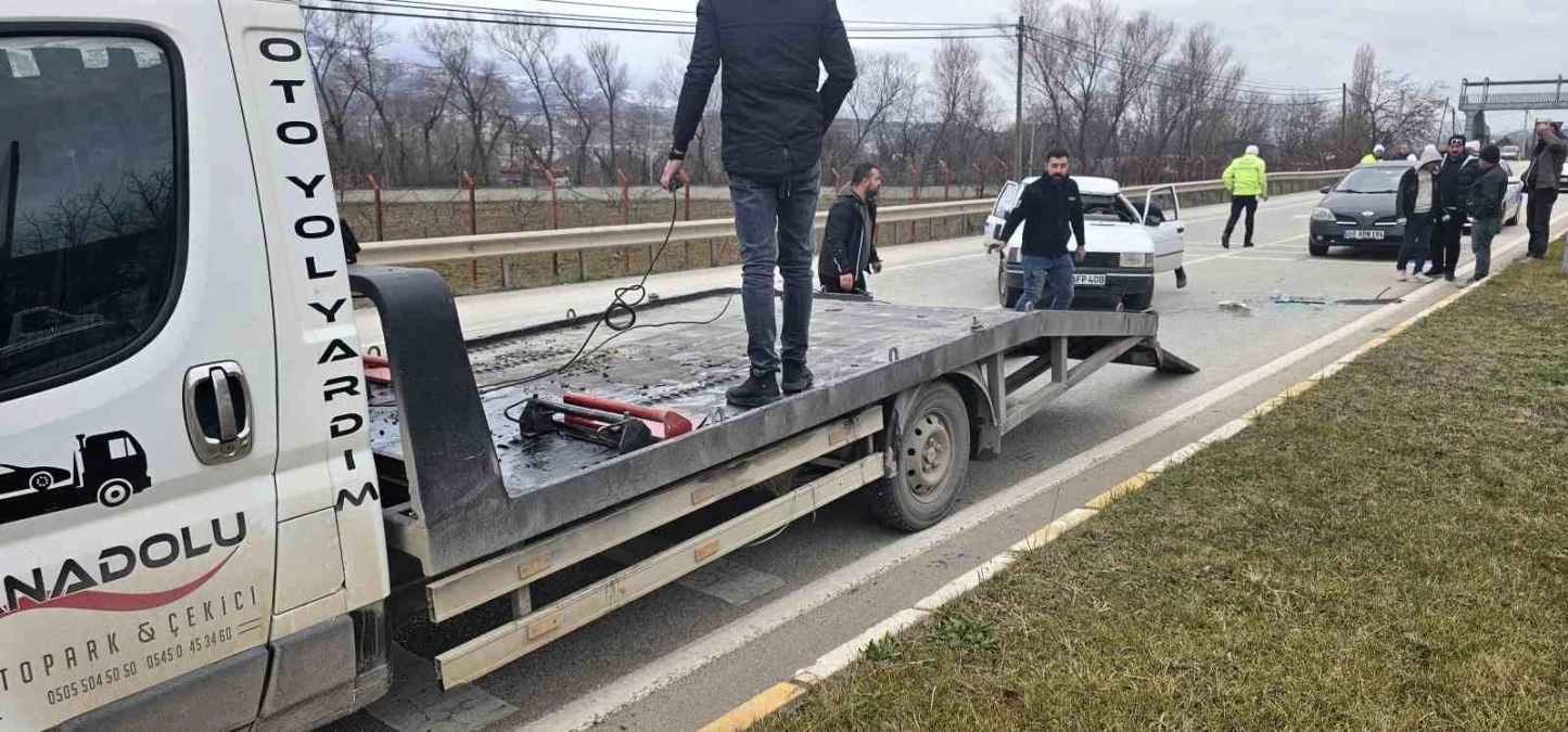 Tokat-Turhal Karayolunda Otomobil Ters Döndü