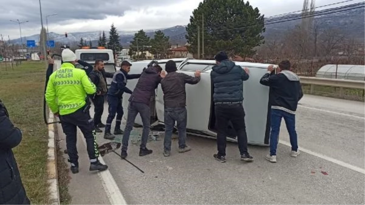 Tokat'ta Ters Dönen Otomobil Yardımla Düzeltildi