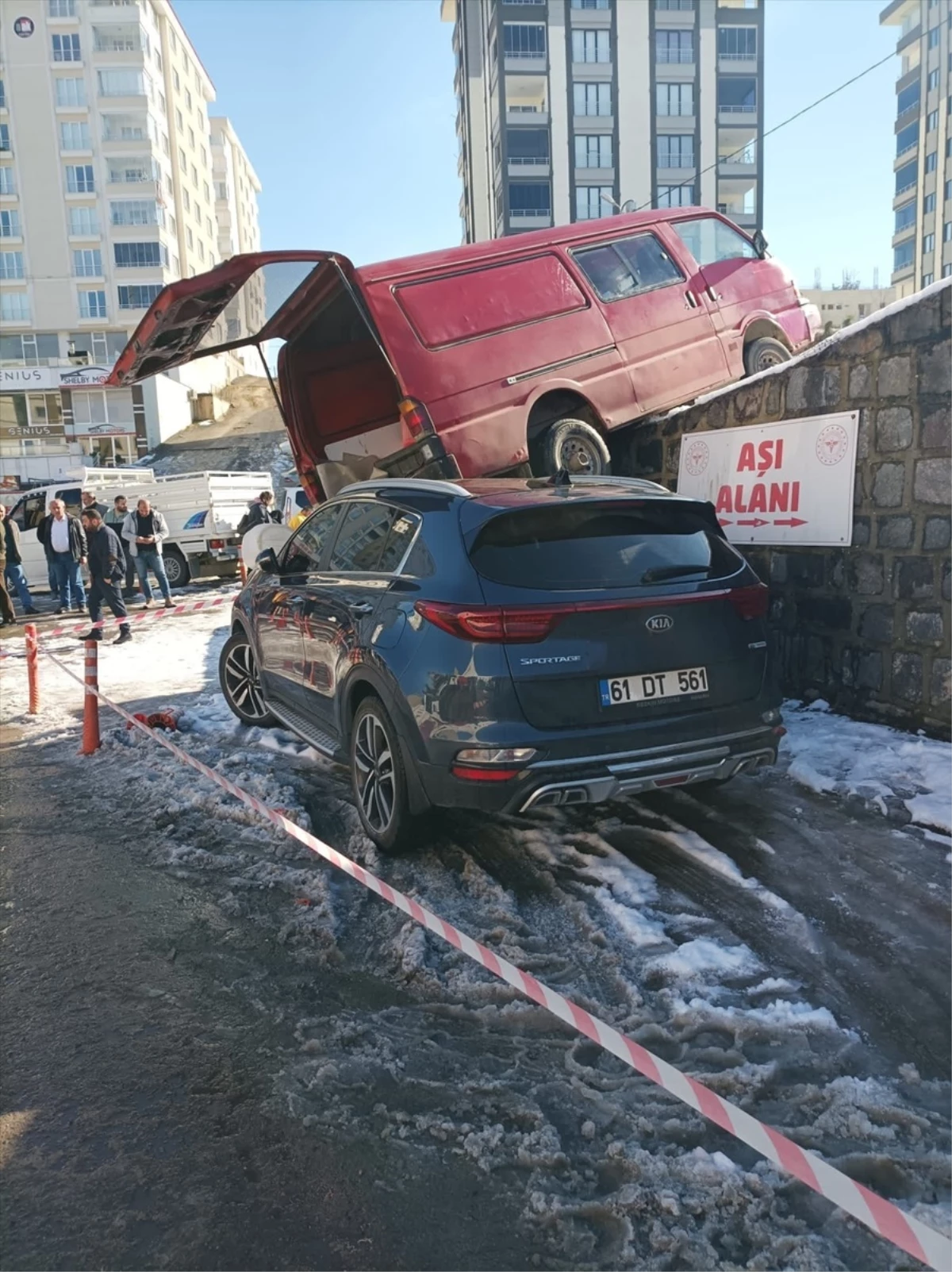 Trabzon'da minibüs otomobilin üzerine düştü