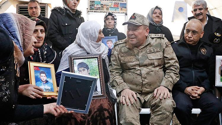 Tümgeneral Yıldırım'dan, evlat nöbeti tutan aileleri ziyaret