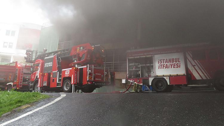 Üsküdar'da 4 katlı otoparkta yangın paniği