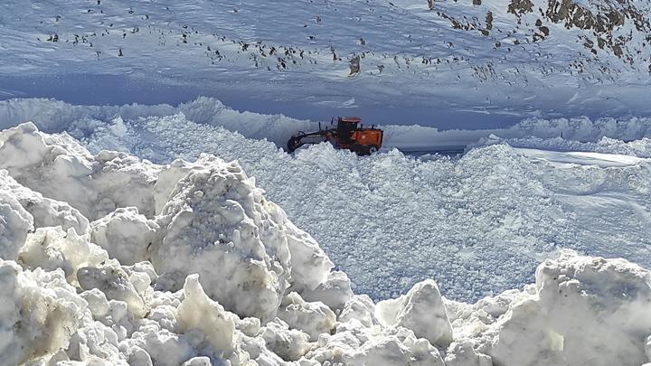 Van-Bahçesaray kara yolu çığ riski nedeniyle 13 gündür kapalı! Yolun 5 ayrı noktaya çığ düştü