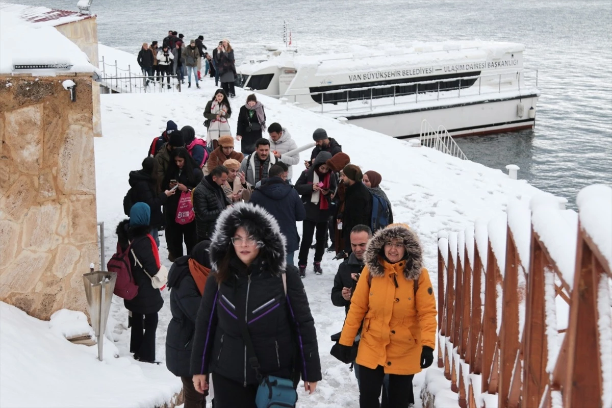 Van Büyükşehir Belediyesi Dijital ve Doğa Fotoğrafçılığı Kursu Öğrencileri Akdamar Adası'nı Görüntüledi