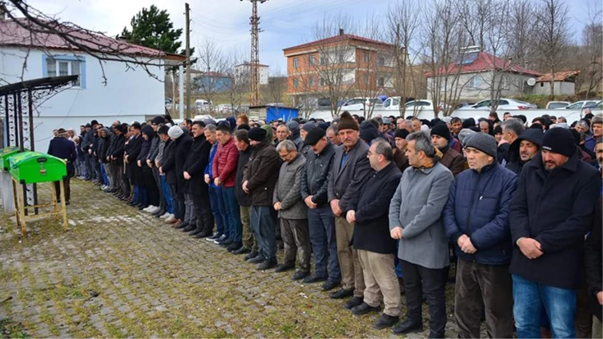 Yan yana defnedildiler! Silahlı saldırıda ölen arkadaşının cenazesinde kalbine yenik düştü