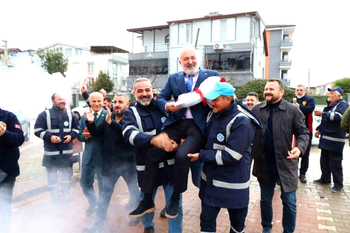 Yapılan zam sonrası mest olan işçiler, belediye başkanını omuzlara çıkardı