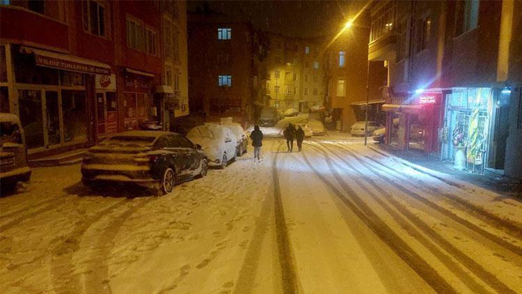 Yoğun kar yağışı gece yarısına kadar sürdü