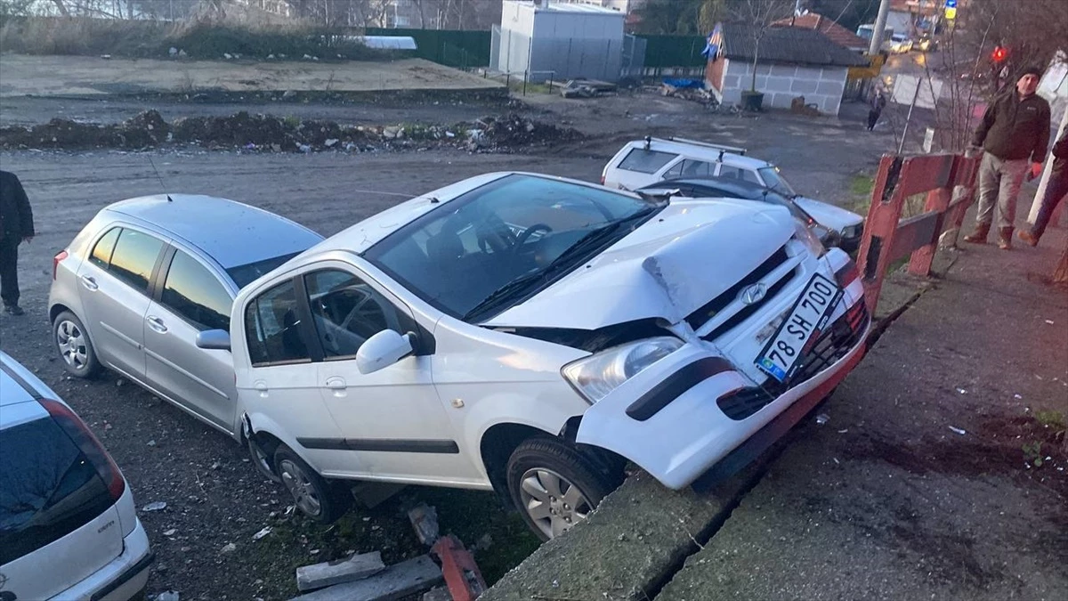 Zonguldak'ta Ağaca Çarpan Otomobil Park Halindeki Araç Üzerine Devrildi