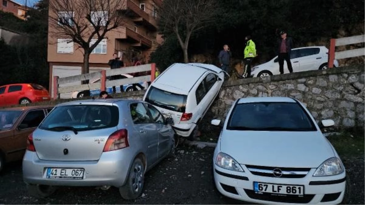 Zonguldak'ta Kontrolden Çıkan Otomobil Park Halindeki Araçların Üzerine Düştü