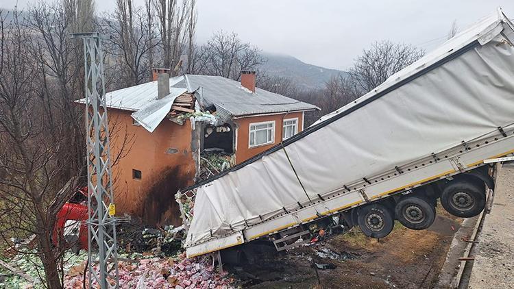 45 gün önce kamyon uçmuştu... Sivas'ta aynı evin üzerine bu kez TIR uçtu