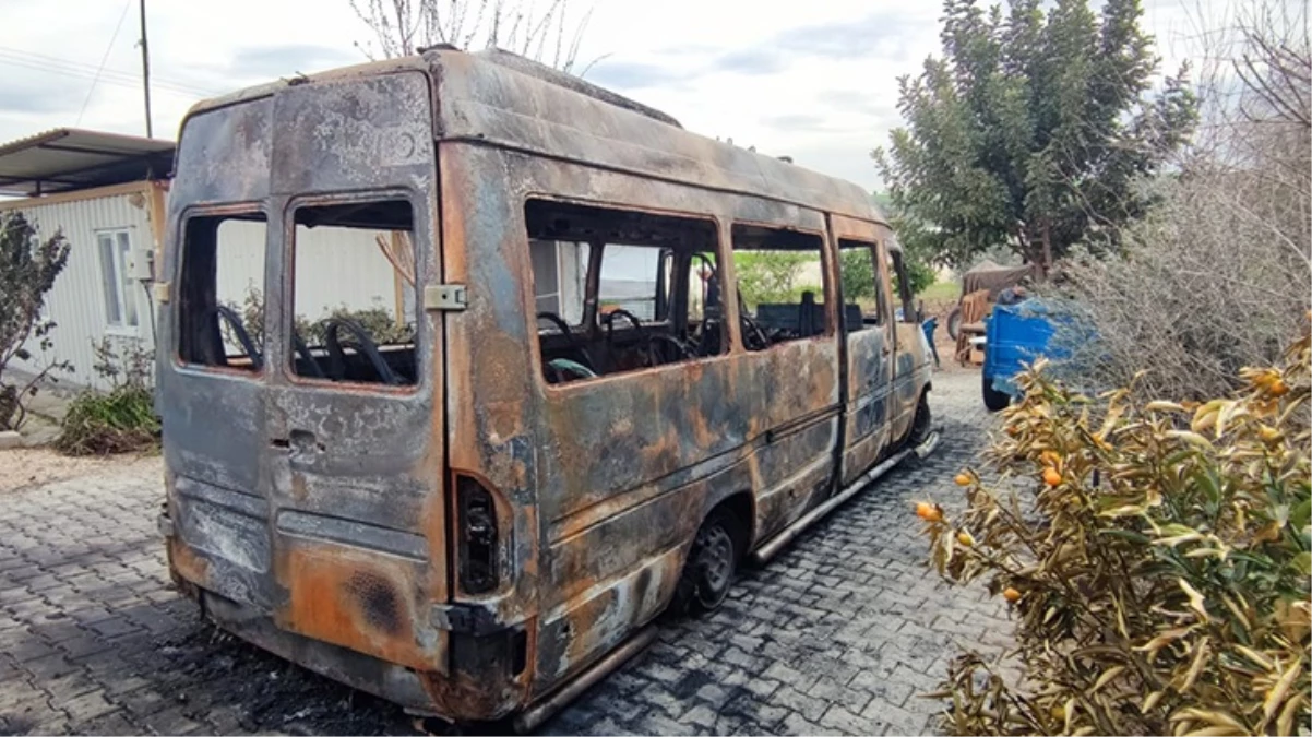 Adana'da AK Partili adayın seçim minibüsünün yanmasıyla ilgili valilikten açıklama: Yangının nedeni elektrik aksamındaki arıza