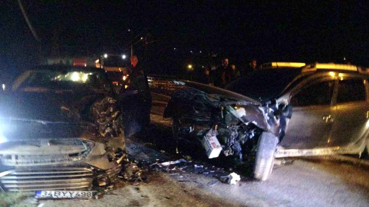 Adana'da Kafa Kafaya Çarpışan Otomobillerde 2 Yaralı