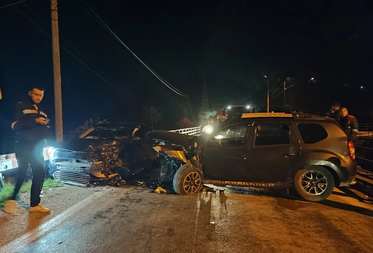 Adana'da Otomobil Çarpışması: 2 Kişi Yaralandı