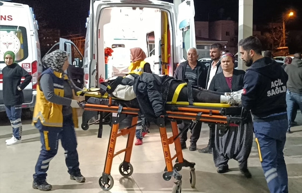 Adana'da Otomobil Uçuruma Devrildi: 4 Kişi Yaralandı