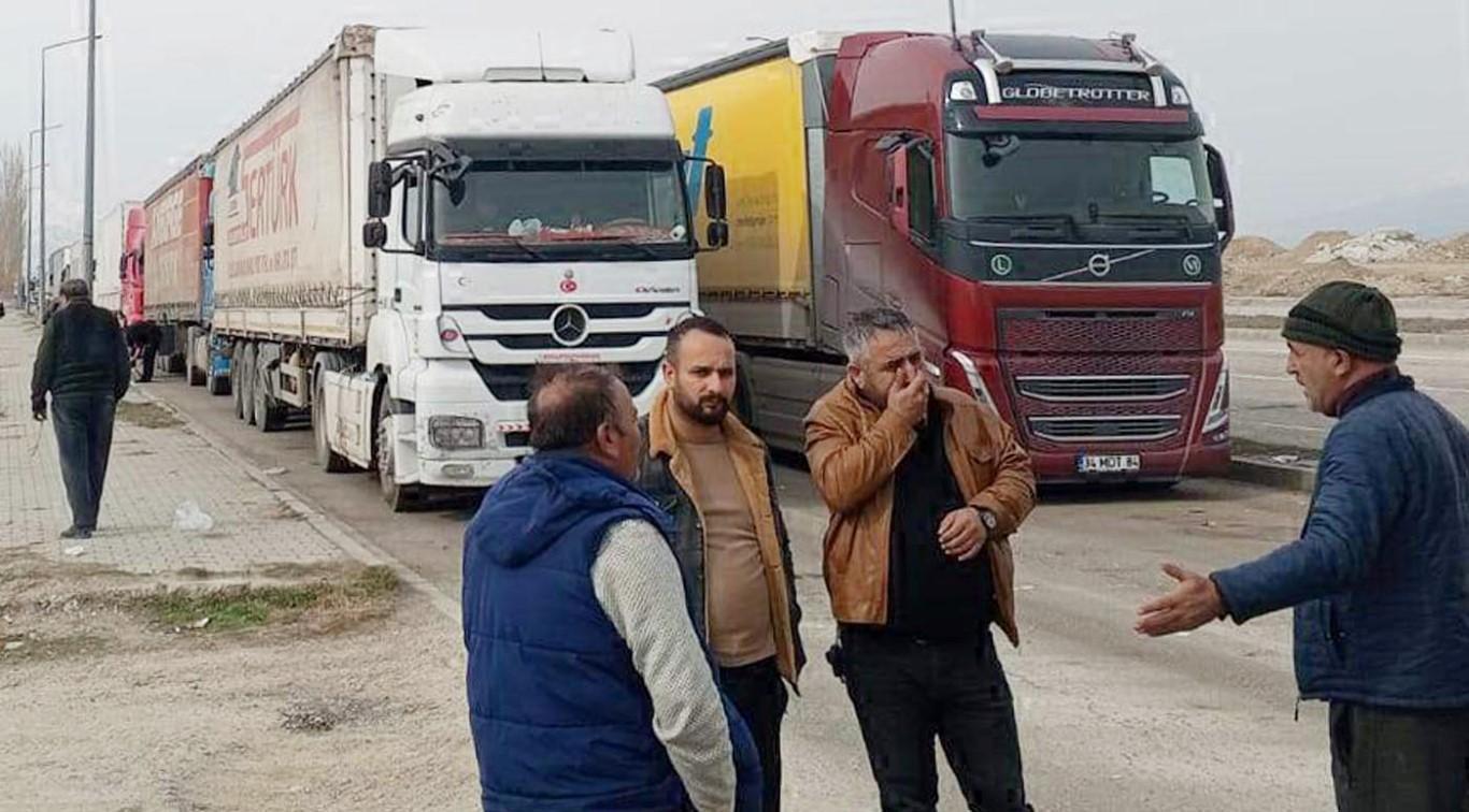 Ağrı Gürbulak’ta kuyrukta bekleyen TIR şoförleri çözüm bekliyor