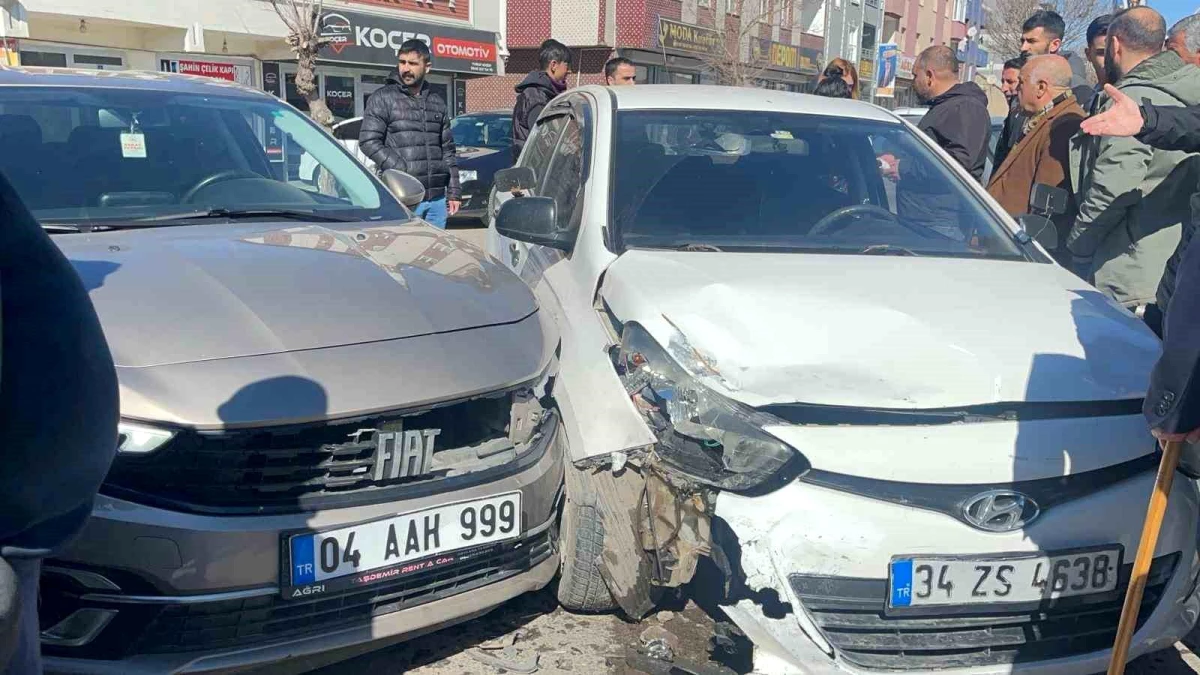 Ağrı'da Kafa Kafaya Çarpışan İki Otomobilde Maddi Hasar Oluştu