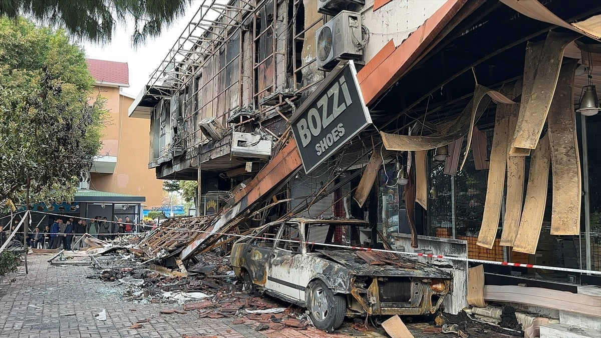 Alanya'da iş merkezinde çıkan yangında 4 iş yeri ve bir otomobil zarar gördü