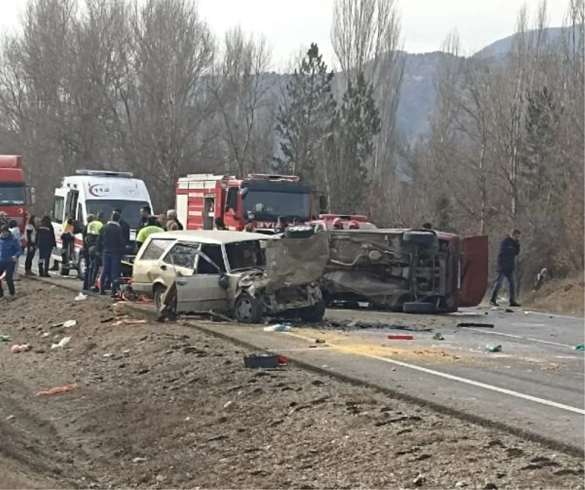 Ankara'da kafa kafaya çarpışan otomobillerde 4 kişi öldü