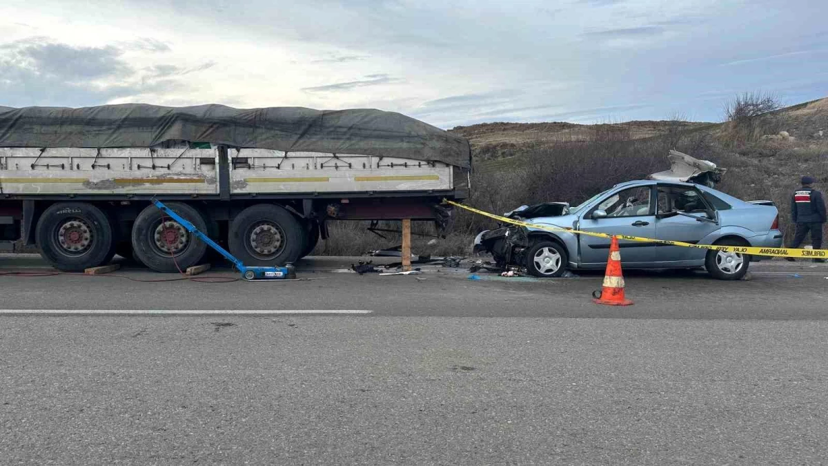 Ankara'da Otomobilin Tır Dorsesine Arkadan Çarptığı Kazada 2 Kişi Hayatını Kaybetti