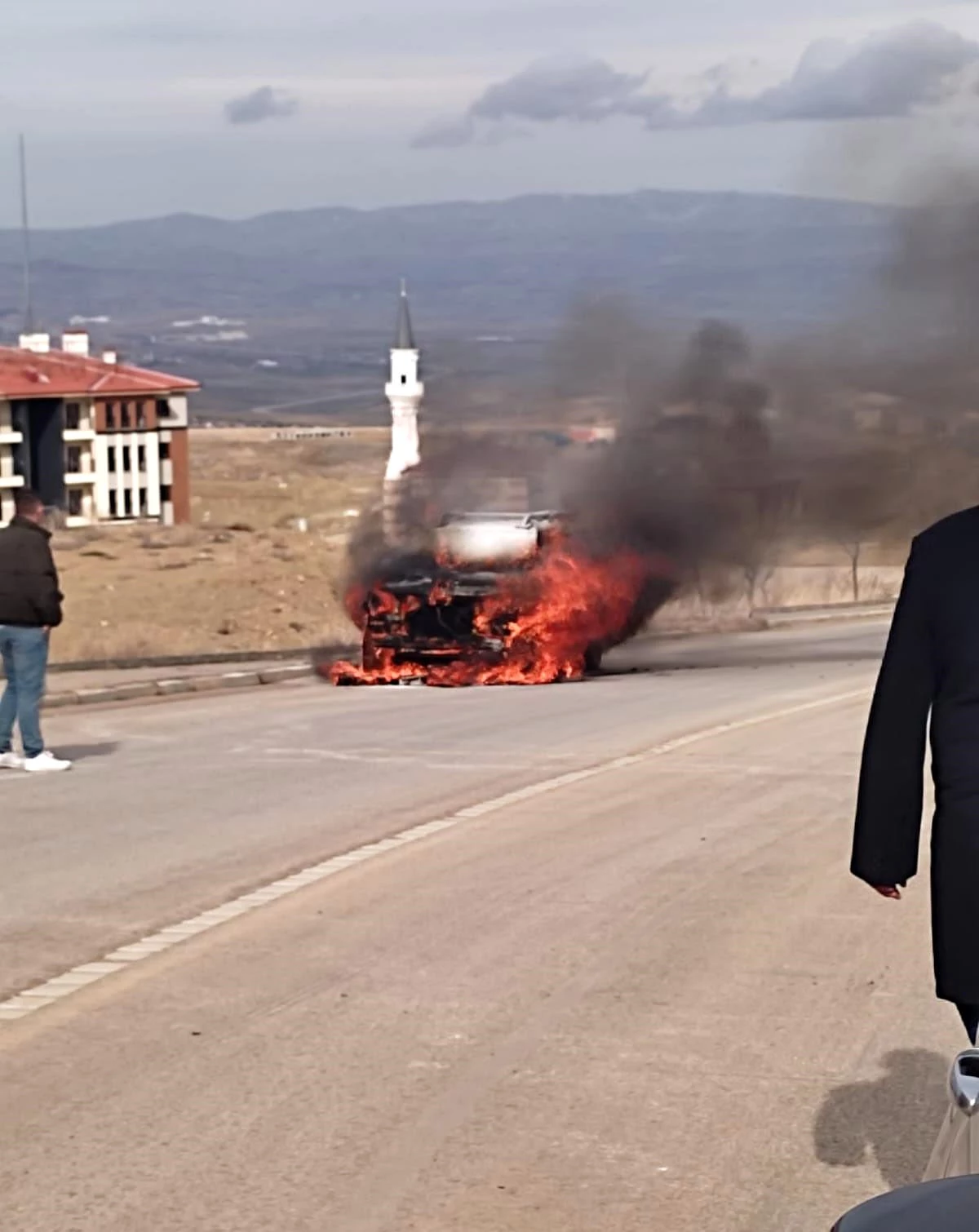 Ankara'da seyir halindeyken yanmaya başlayan otomobil küle döndü