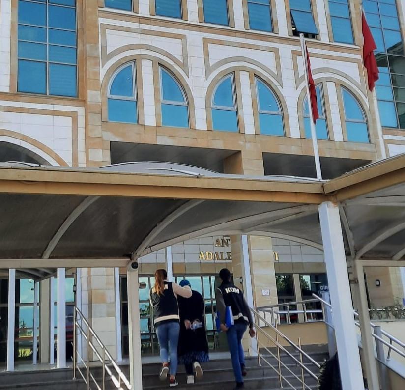 Antalya'da dolandırıcı sosyal medya fenomeni, yurt dışına kaçarken yakalandı