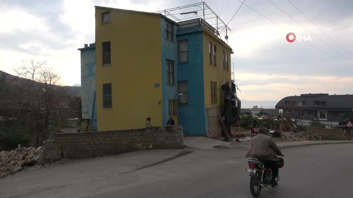 Antalya'da görenleri şaşkına çeviren olay: Sürekli kazaya karışan otomobilini binaya astı