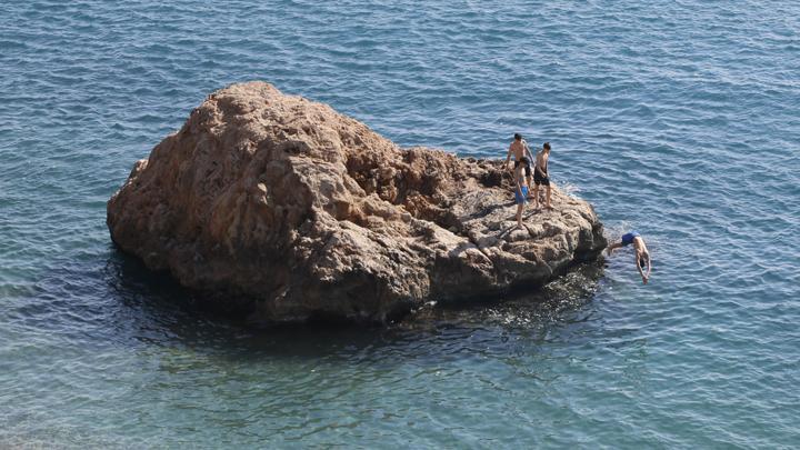 Antalya'da hava sıcaklığı yaz günlerini aratmıyor... Konyaaltı Sahili'nde yoğunluk