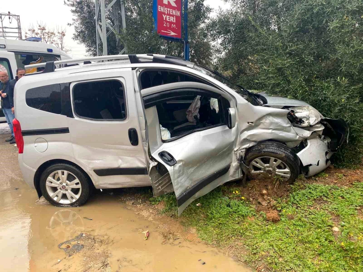 Antalya'da iki otomobil çarpıştı, anne ve çocuk yaralandı