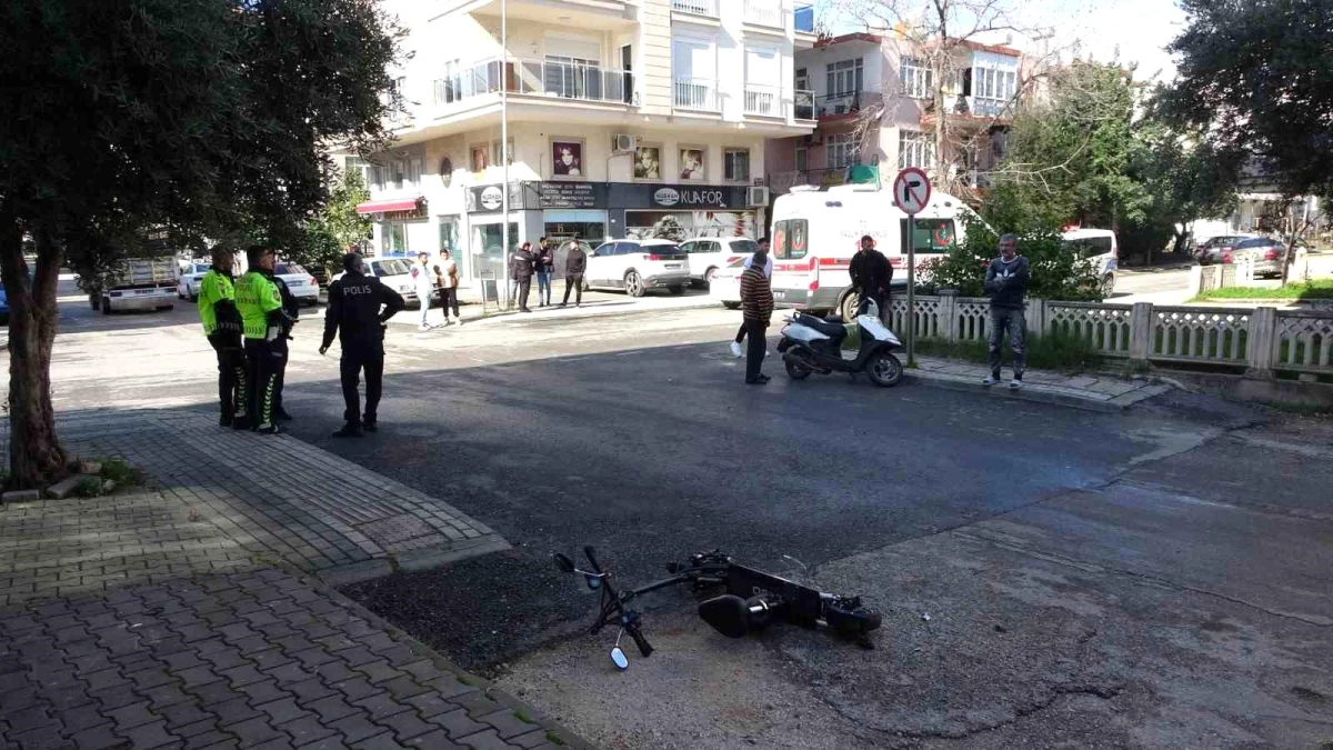 Antalya'da scooter ile otomobil çarpışması: 1 kişi yaralandı