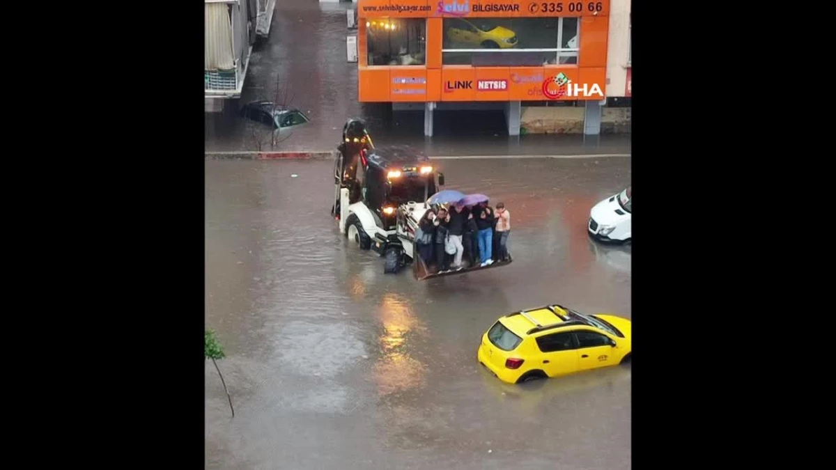 Antalya'da sel suları araçları yuttu