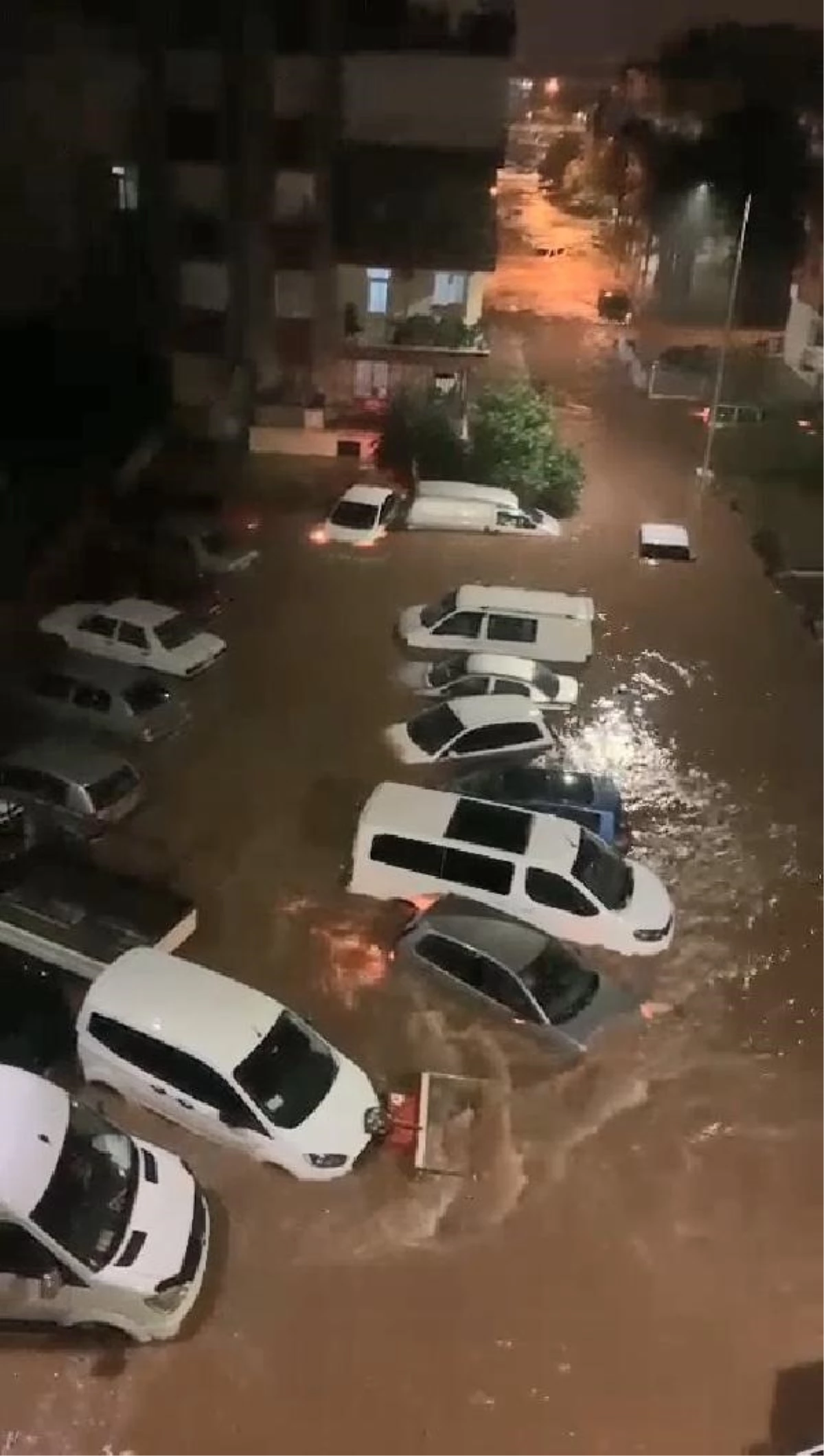 Antalya'da Şiddetli Fırtına ve Sağanak Yağış