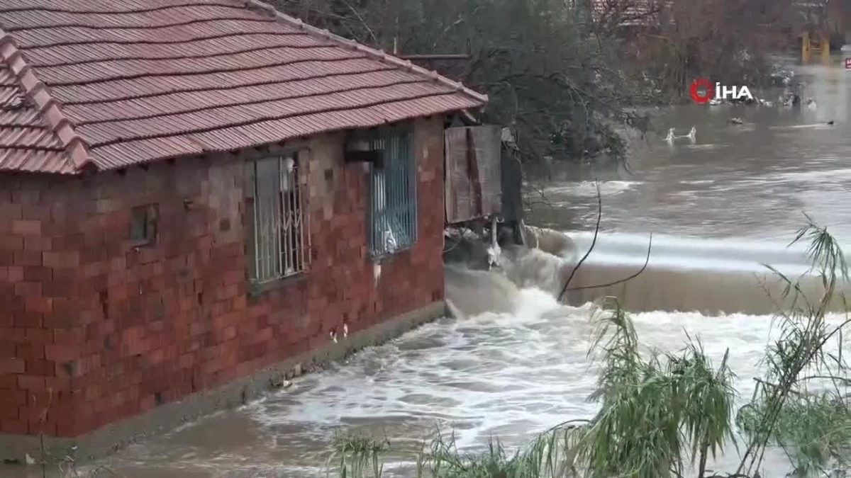 Antalya'da Şiddetli Yağmur Sonucu Mahalle Sular Altında Kaldı