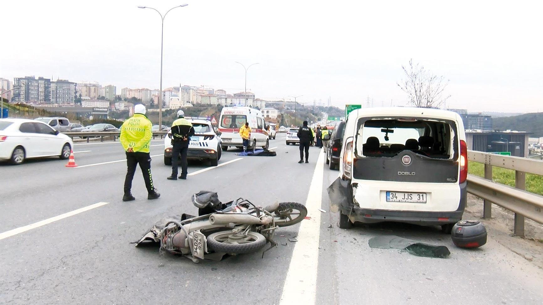 Araca çarpan motokurye öldü