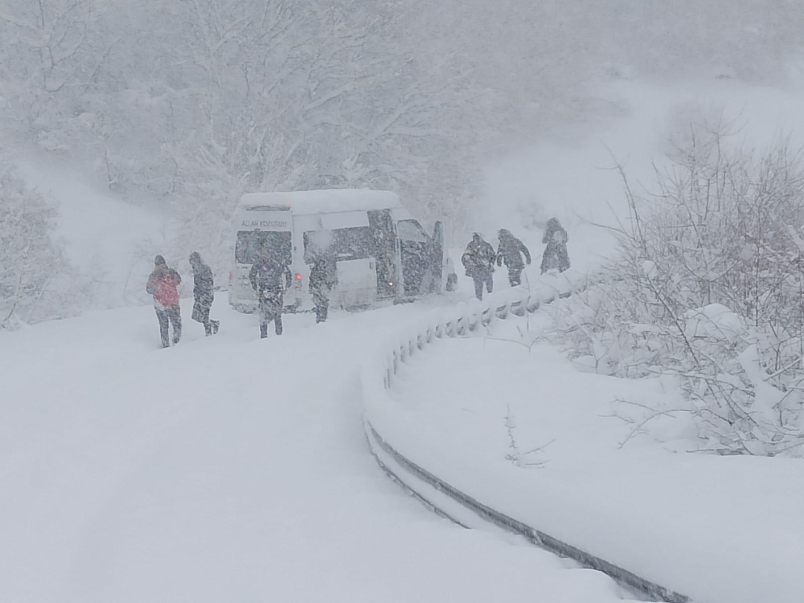 Ardahan'da eğitime 1 günlük ara, Posof-Ardahan kara yolu kapandı