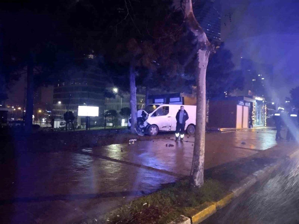 Ataşehir'de Minibüs ile Otomobil Çarpıştı: 1 Ağır Yaralı, 2 Yaralı