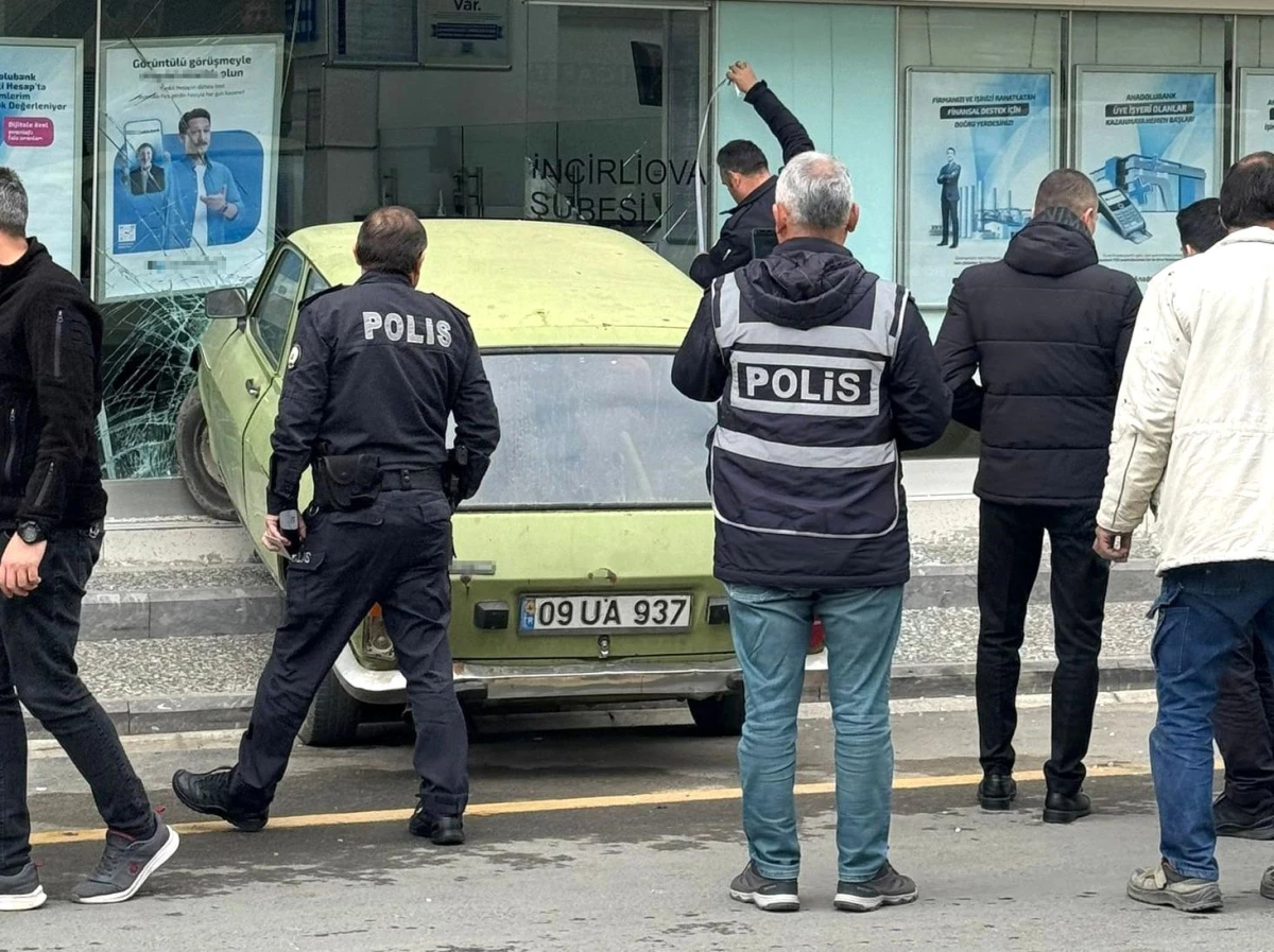 Aydın İncirliova'da Otomobil Banka Şubesine Girdi